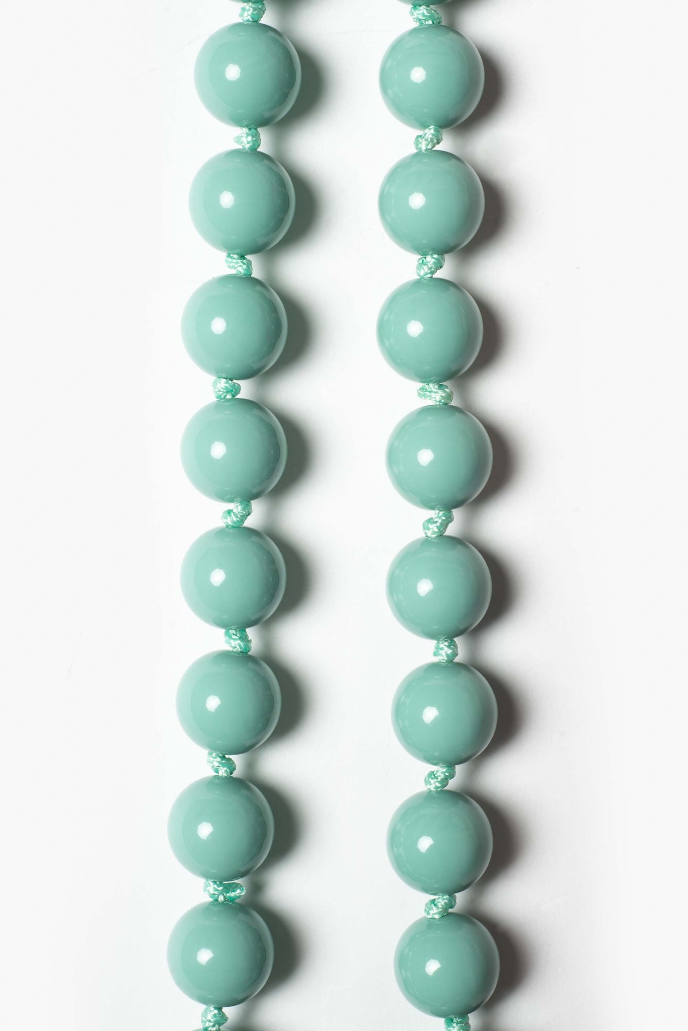 Long necklace with spheres in solid color with metal closure strap
