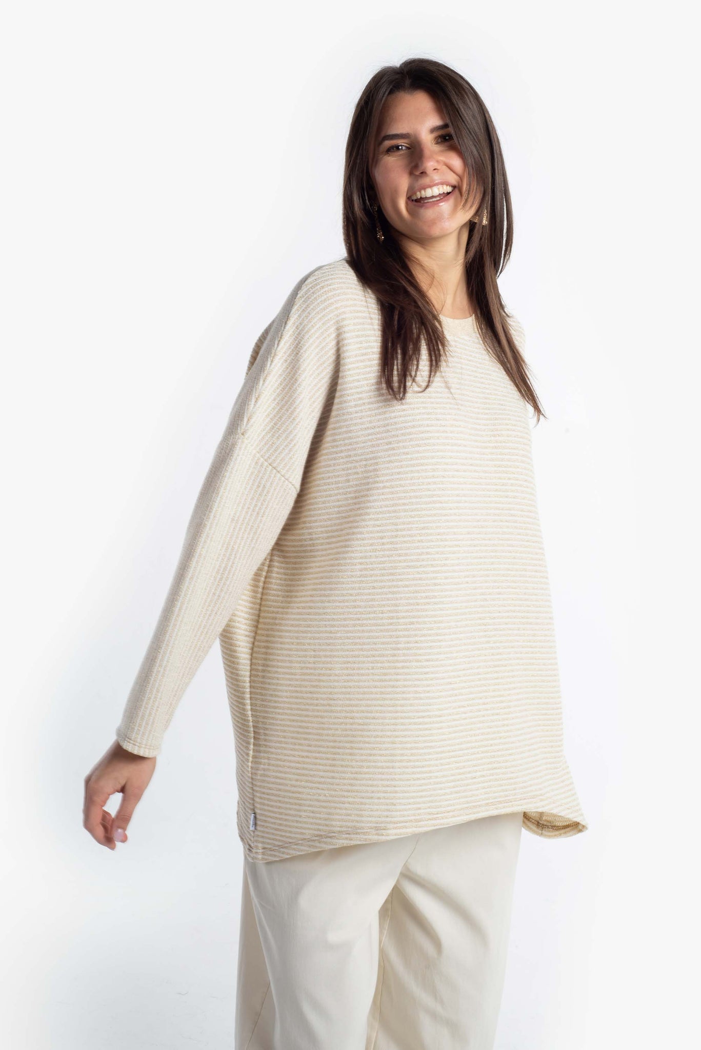 Top Over in lurex knit.