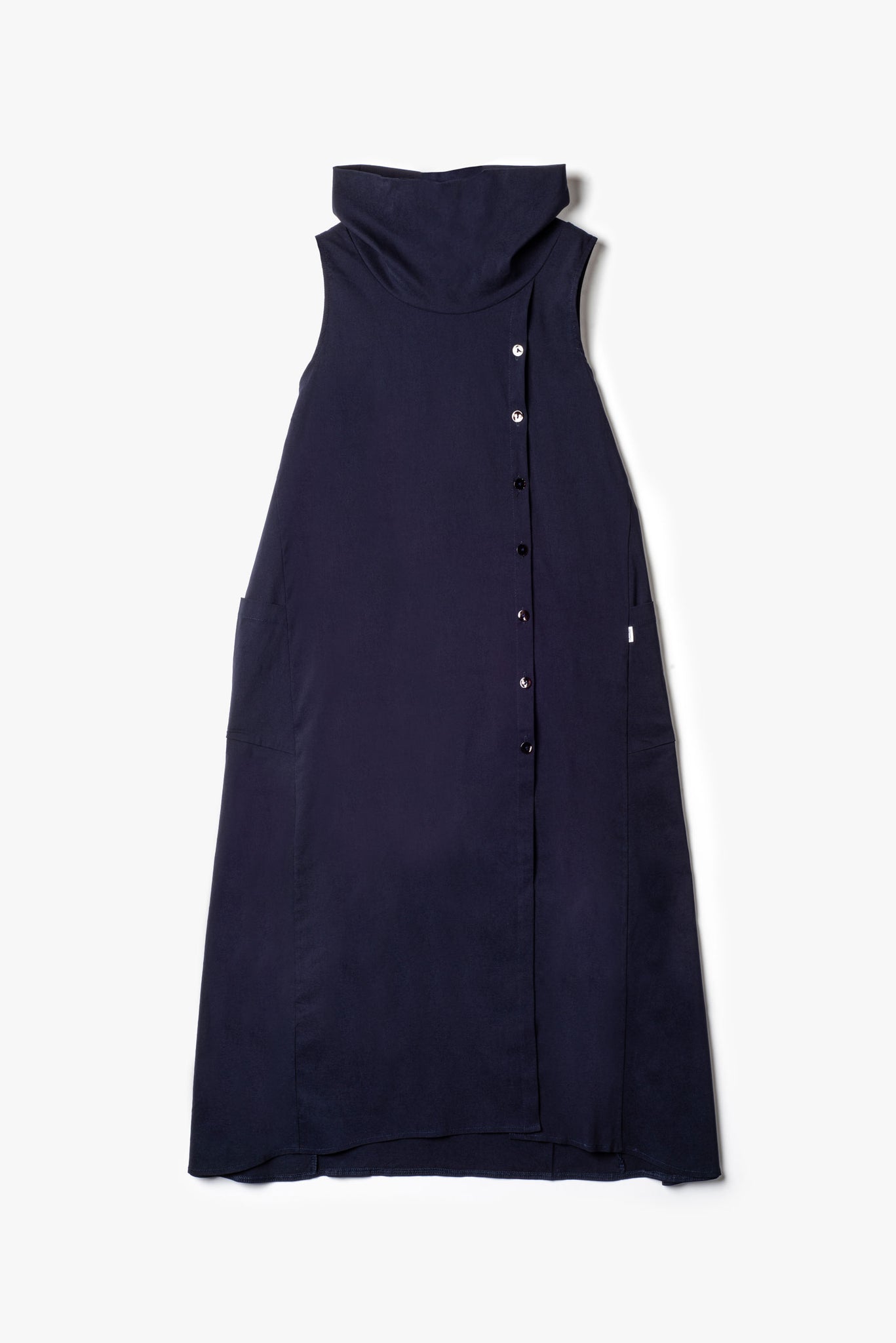 Sleeveless dress with buttons