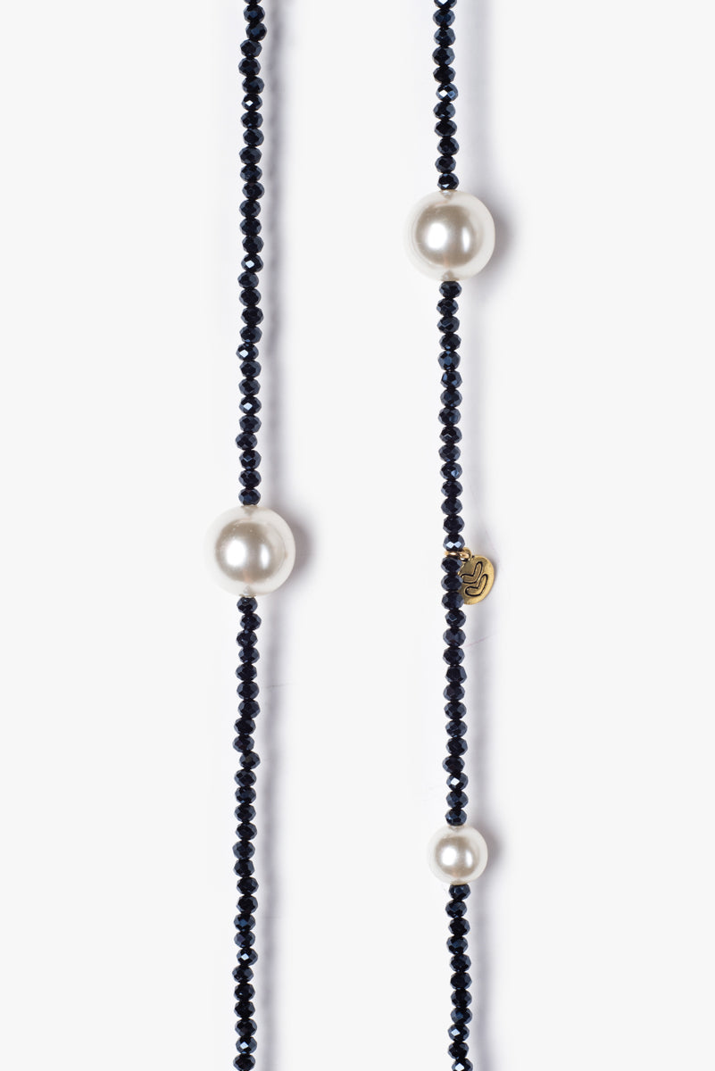 Beaded necklace with pearls